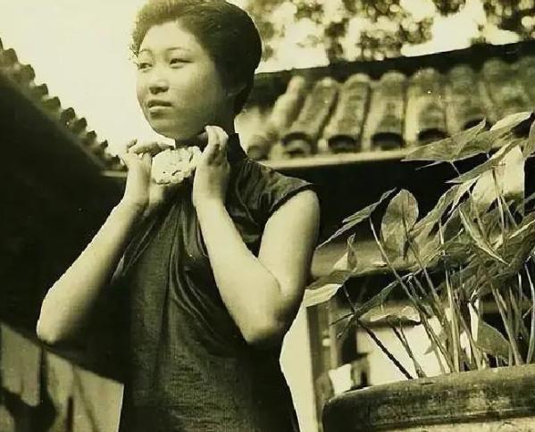 1908年，22岁的潘丽正嫁给了31岁的王国维，这段婚姻在当时就让不少人疑惑。她