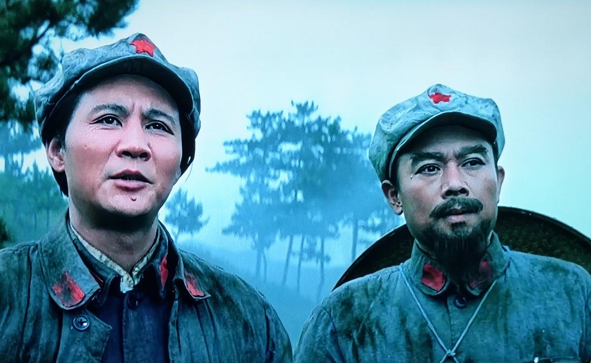 《四渡赤水》的主演是古月，苏林、刘怀正、傅学诚、李雪健分别饰演周恩来、朱德、刘伯
