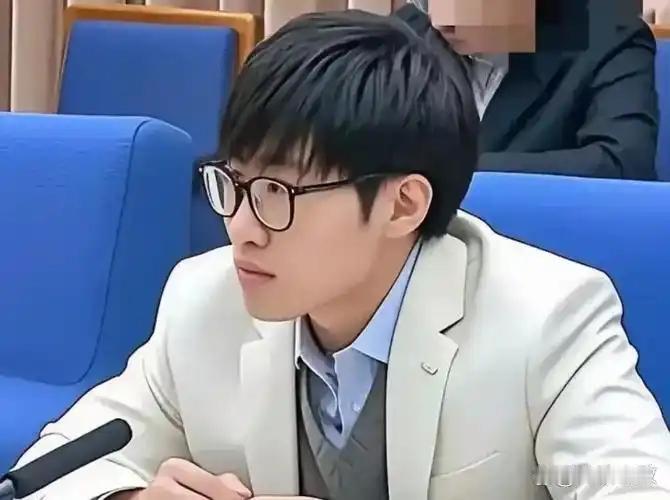 [月亮]万万没想到，半年不到DeepSeek就跌落神坛了？月均下载量暴跌 72.