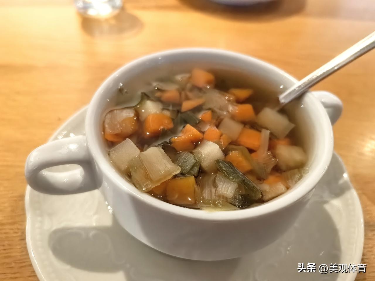 莱茵河畔吕德斯海姆一家中餐厅的晚餐三道菜：白萝卜胡萝卜洋葱芹菜汤、酸菜土豆泥香肠
