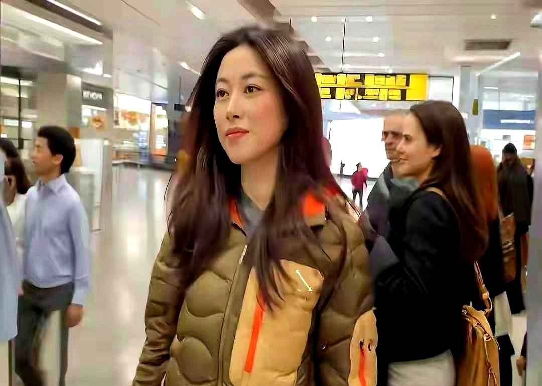 朱珠把两万八的Moncler穿成“人间清醒”，热搜爆了，我却笑出声：大家抢的不是