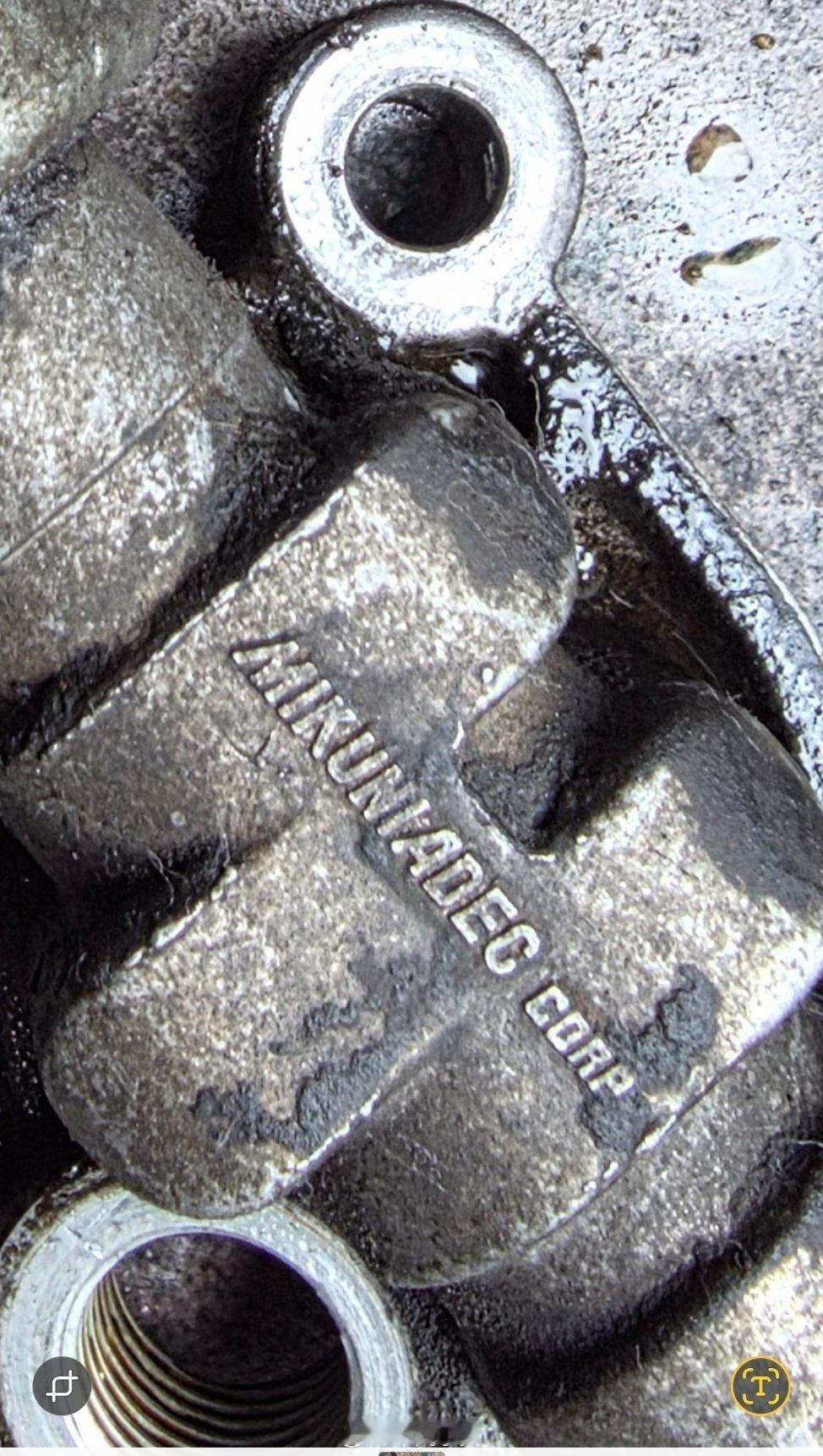 拍节目 吉姆尼vvt电磁阀渗油 我想给他换了 配件商没货 网上买了个图1是车上的