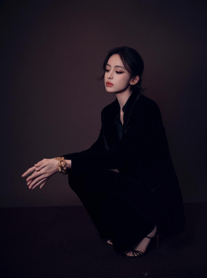 娜扎没有技巧就是硬飒 娜扎不语，只顾 going，一身暗色西装 + 低盘发，那股