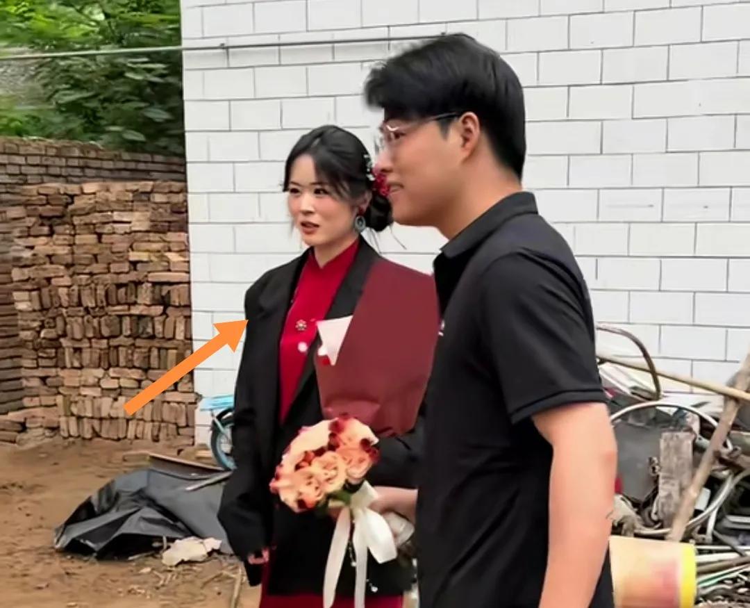 新郎接新娘从简，天气凉点直接将西服穿在新娘身上。