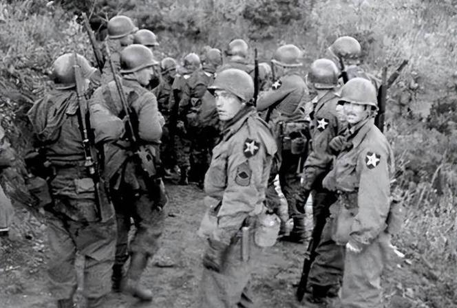 克林顿披露：当年为了打赢朝鲜战争，美国共投入了200万军队。
 
克林顿亲自承认