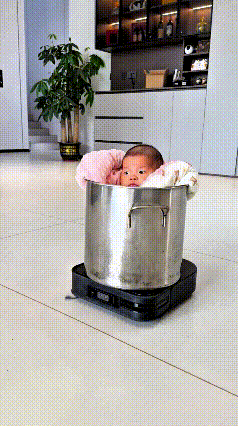 注意看！河南这位奶爸带娃简直是脑洞天花板，直接把娃放进不锈钢大桶，架在扫地机器人