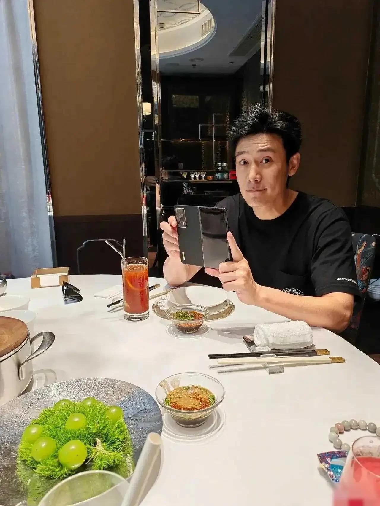 佩服佩服，陆毅忽然很瘦了！果然当明星很不容易的，说减肥就一定得成功。
#陆毅还会