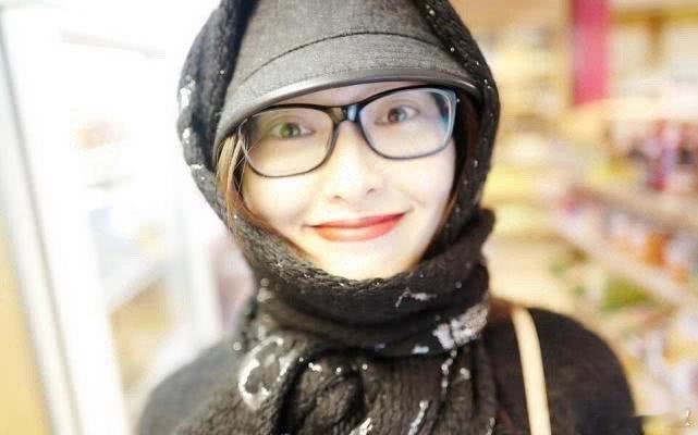 唐嫣素颜红唇笑成表情包“老公视角”下小女人味十足 ​​​