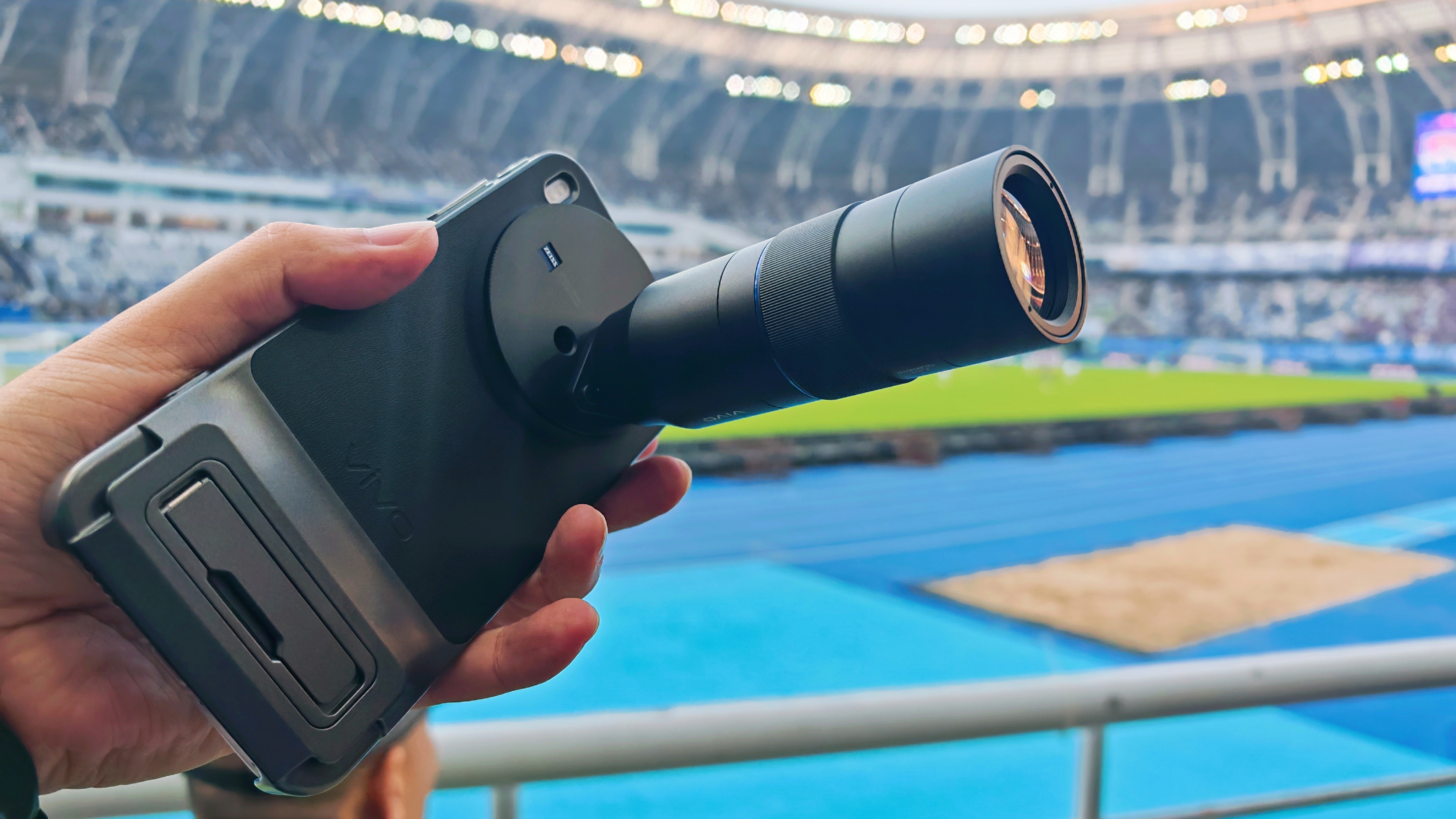 给我的vivo X300也配上了这个专属“炮筒”，昨天看津门虎球赛也带着它拍了不