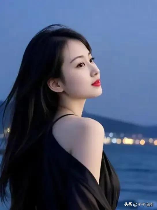 海风漫过肩头，暮色落在眼底，此刻的温柔，只属于这片海与我。
中年女性精致感 温柔