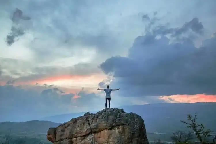 上联：？？
下联：自在悠然天地宽。