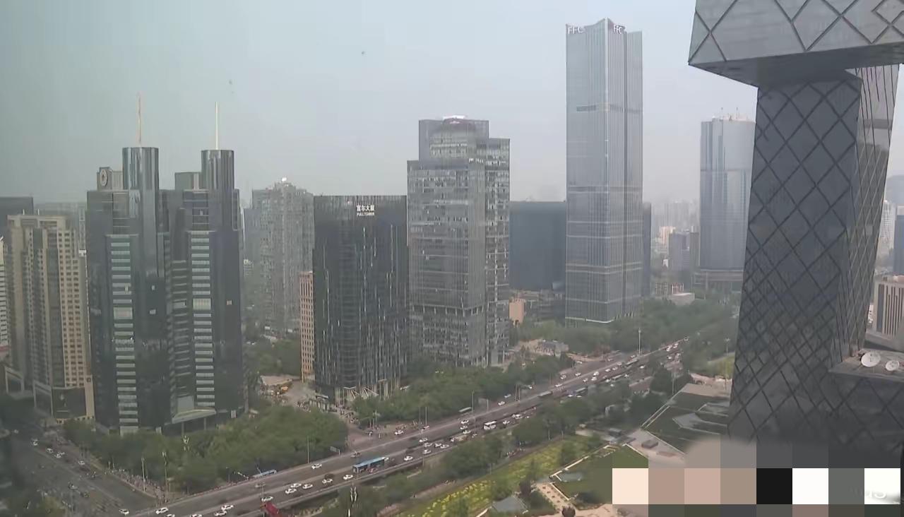 美国媒体跟欧洲媒体还不太一样。美联社直播特朗普访华，空闲的镜头就是对着东三环的高