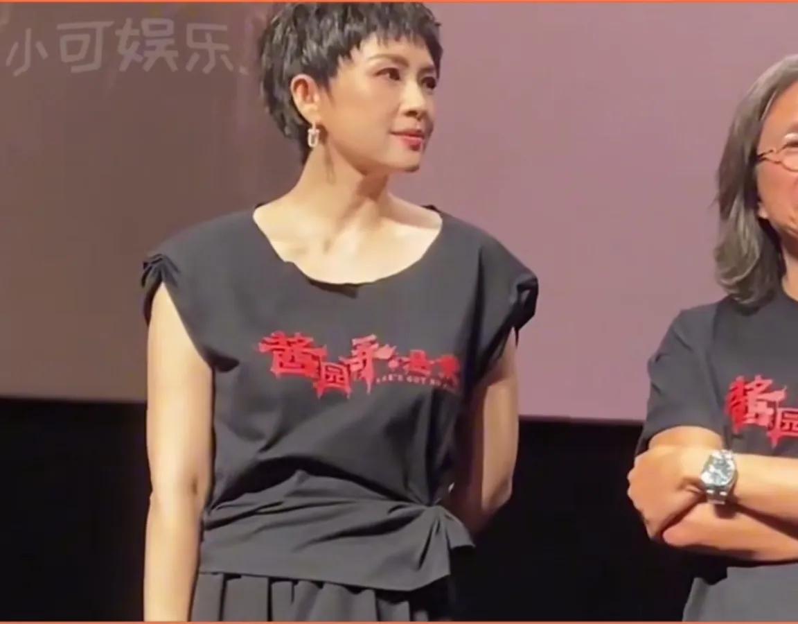 领口改成这样实再太丑。
这一次，连最爱作妖的杨幂都中规中矩的穿着T恤牛仔，她却不