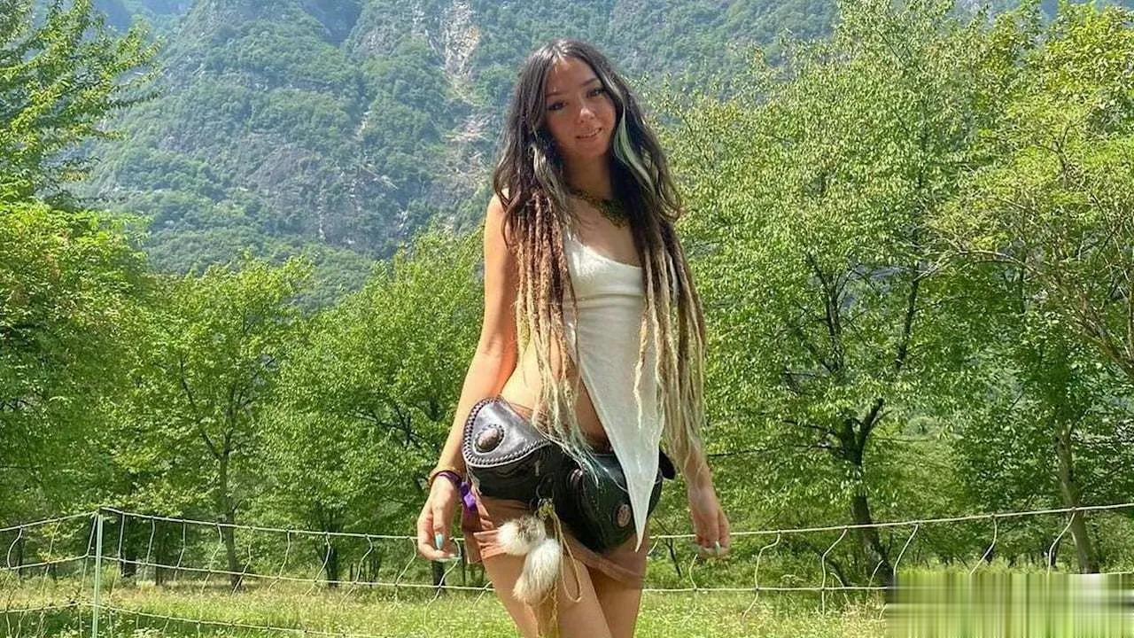 这个女孩子是德以双重国籍的。她当初被绑架游街，很多人说她没被杀死。其实她不仅死了