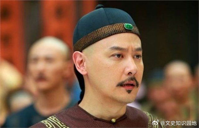 乾隆十年五月二十八日，鄂尔泰刚去世没几天，乾隆便在 “群” 里发通知，召集军机处