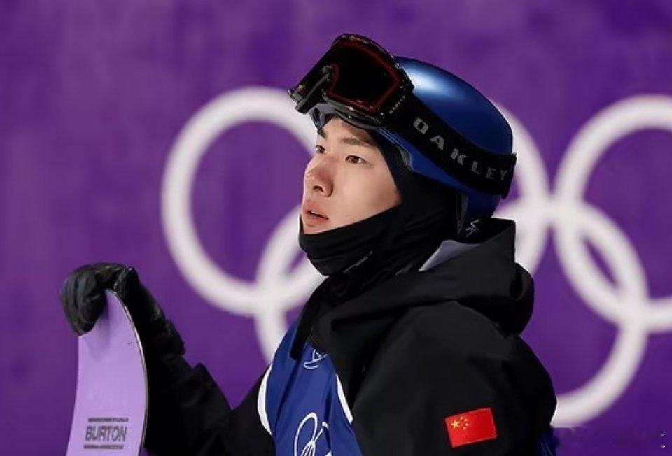 苏翊鸣第一跳摔倒苏翊鸣首跳发生失误，仅得到22.00分。不过作为卫冕冠军，大心脏