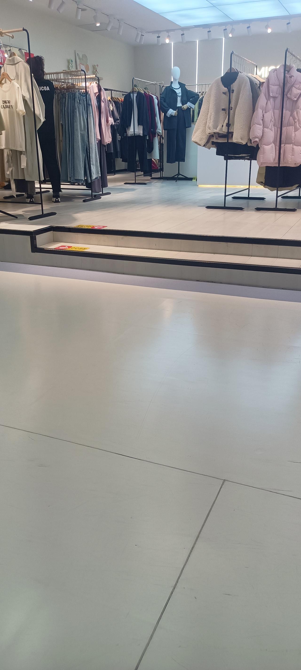 真是今非昔比了，以前逛街，相中的衣服多得是，买不起！现在逛街，买得起，相中的衣服