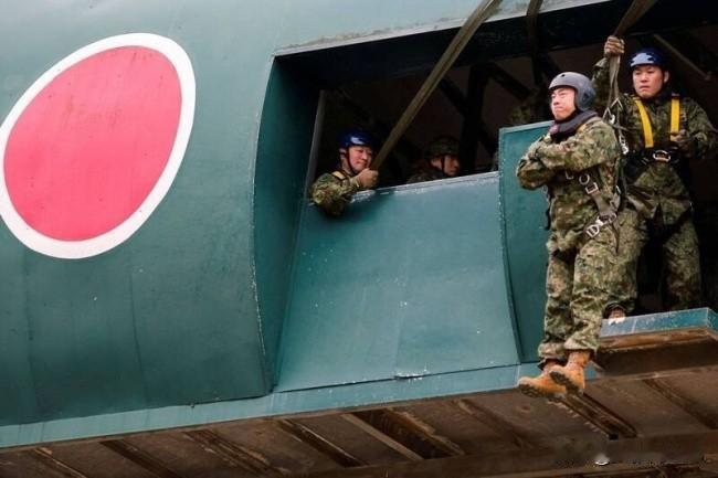 小泉进次郎11米跳伞秀，背后藏着日本军力焦虑？
 
1月11日，日本防卫大臣小泉