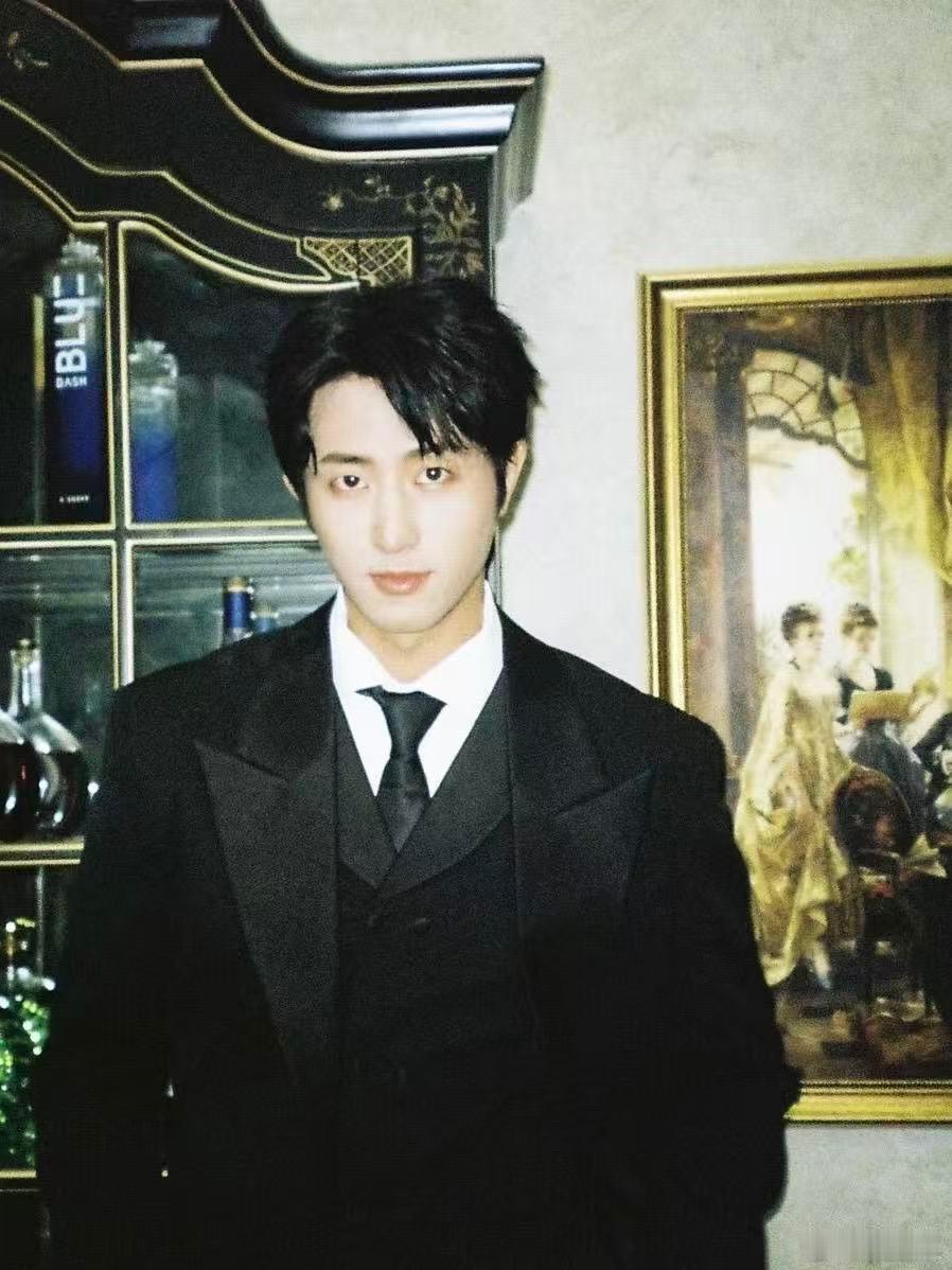 平时在屏幕里看到的演员和创作者，这次都能在现场看到，就像一场热闹的年会，让人想马