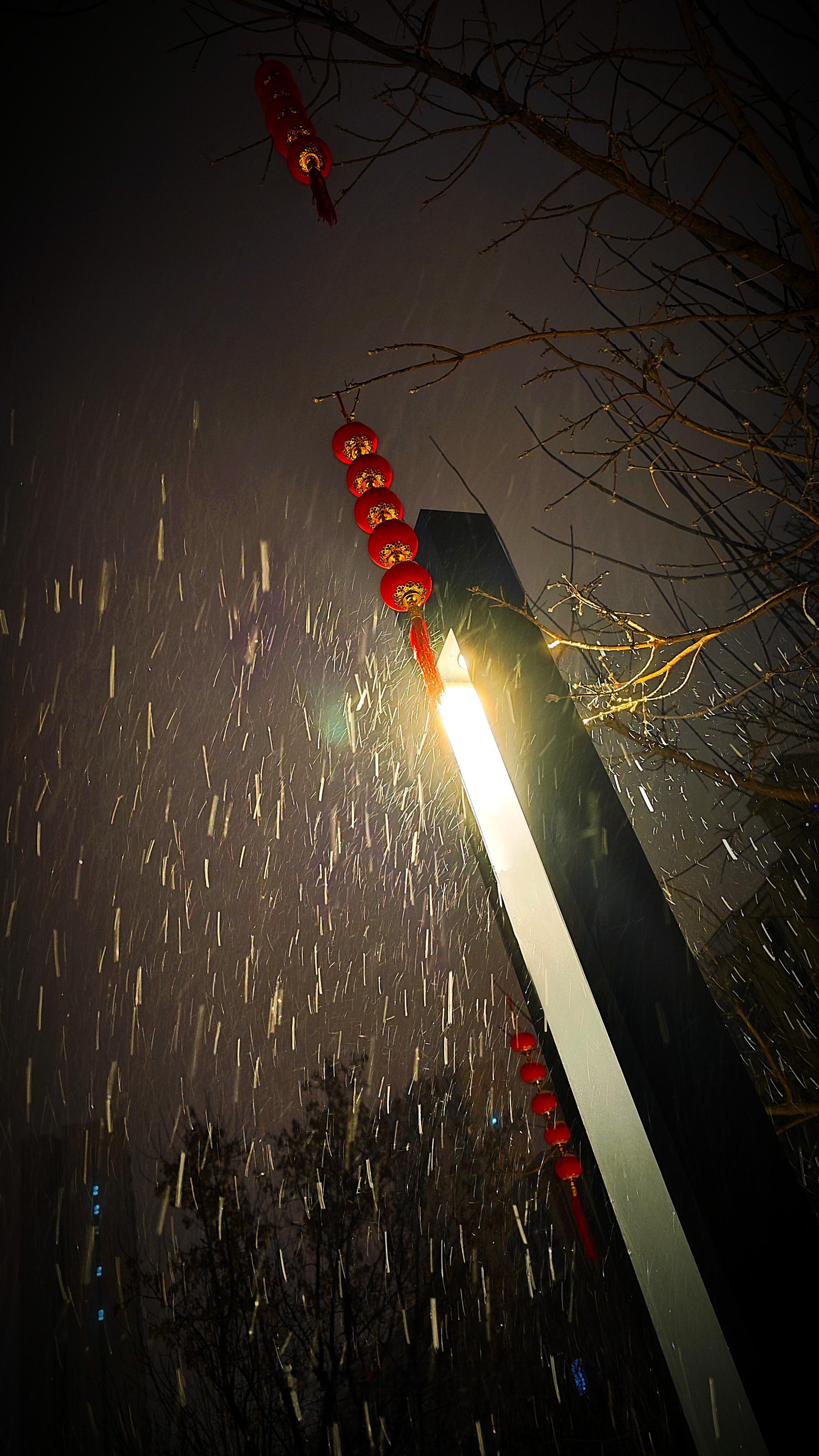 记得在小时候，每逢春节几乎都会下雪。那时候的冬天特别冷，但依旧挡不住大家过年时的