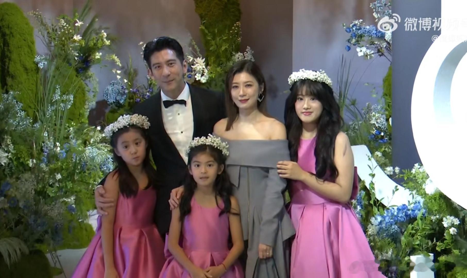 #贾静雯一家参加萧敬腾婚礼##贾静雯修杰楷一家参加萧敬腾婚礼# 贾静雯一家参加萧
