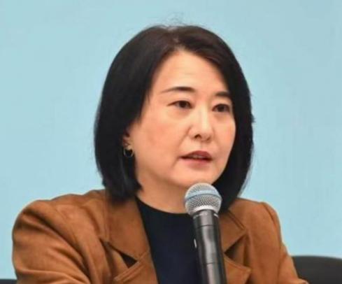 王鸿薇这句话，等于把蓝营过去几十年那套“骂绿不反陆”的剧本直接撕了。表态若解放军
