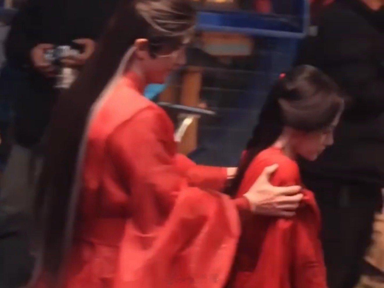 哇哇哇哇，粉丝和观众心心念的吻戏路透终于来了啊，鞠婧祎和张云龙在电视剧《来战》红