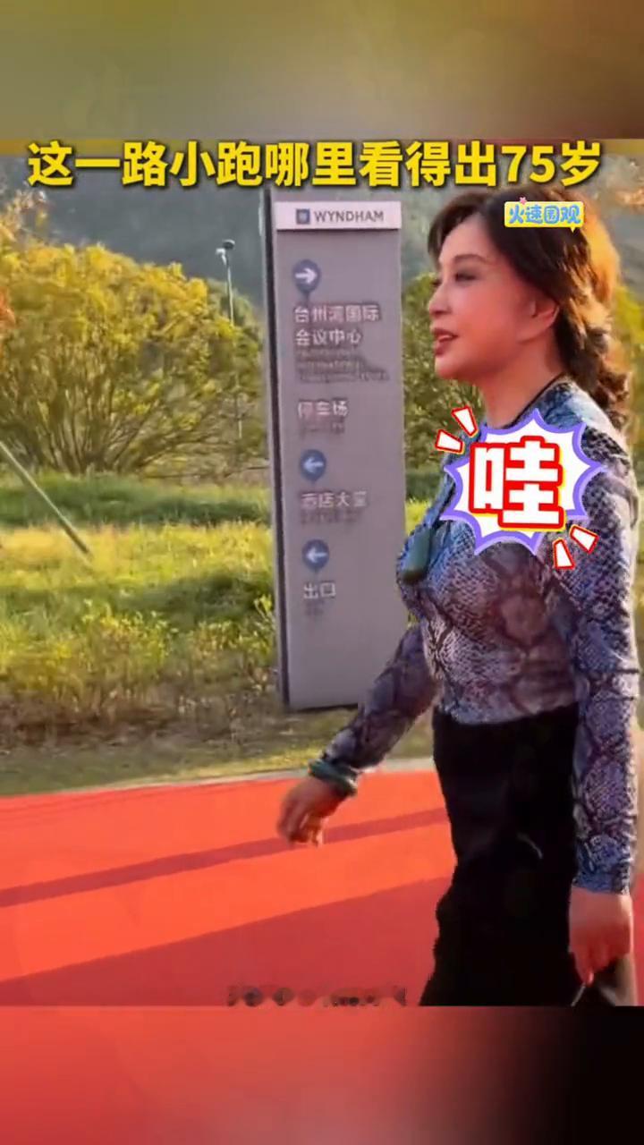 这一路小跑哪里看得出75岁？
12月27日，浙江台州。2025首届文旅短剧大营，