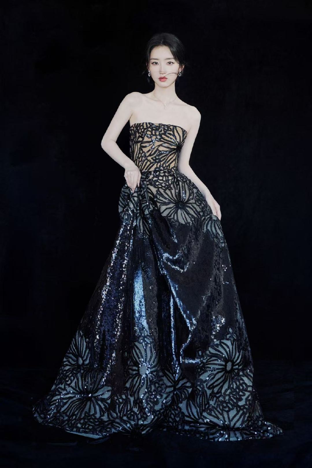 邓恩熙金鸡奖造型，越来越大气出挑了 