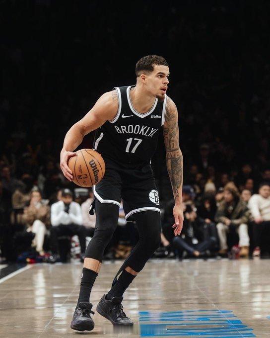 据Chris Mannix报道，篮网队希望用小迈克尔·波特换取多个首轮选秀权。 