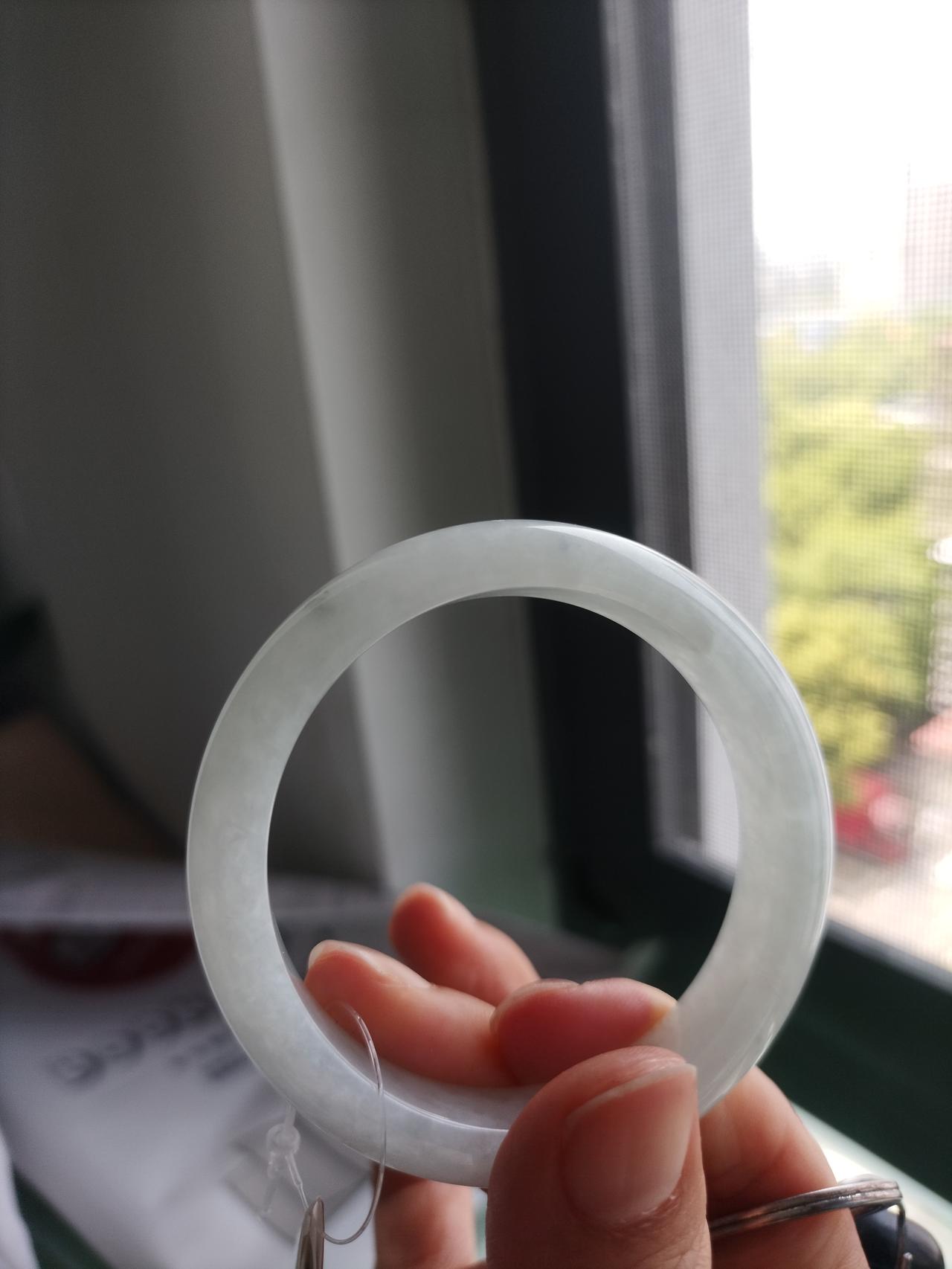 抖音上的翡翠手镯
抖音直播间，
入手了一个翡翠手镯，
不到5000，
真假难辨，