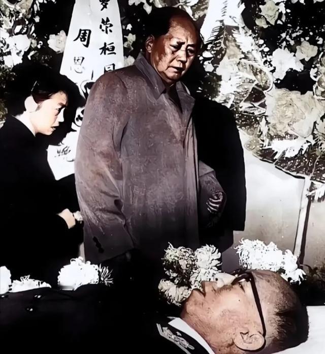 1963年12月19日，毛主席怀着无比悲痛的心情参加罗帅的追悼会。当时，他满心哀