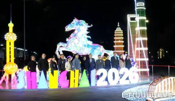 台北灯节展设《这里是上海》骏马灯，青鸟不满抗议：这里是台湾
2026台北灯节以双