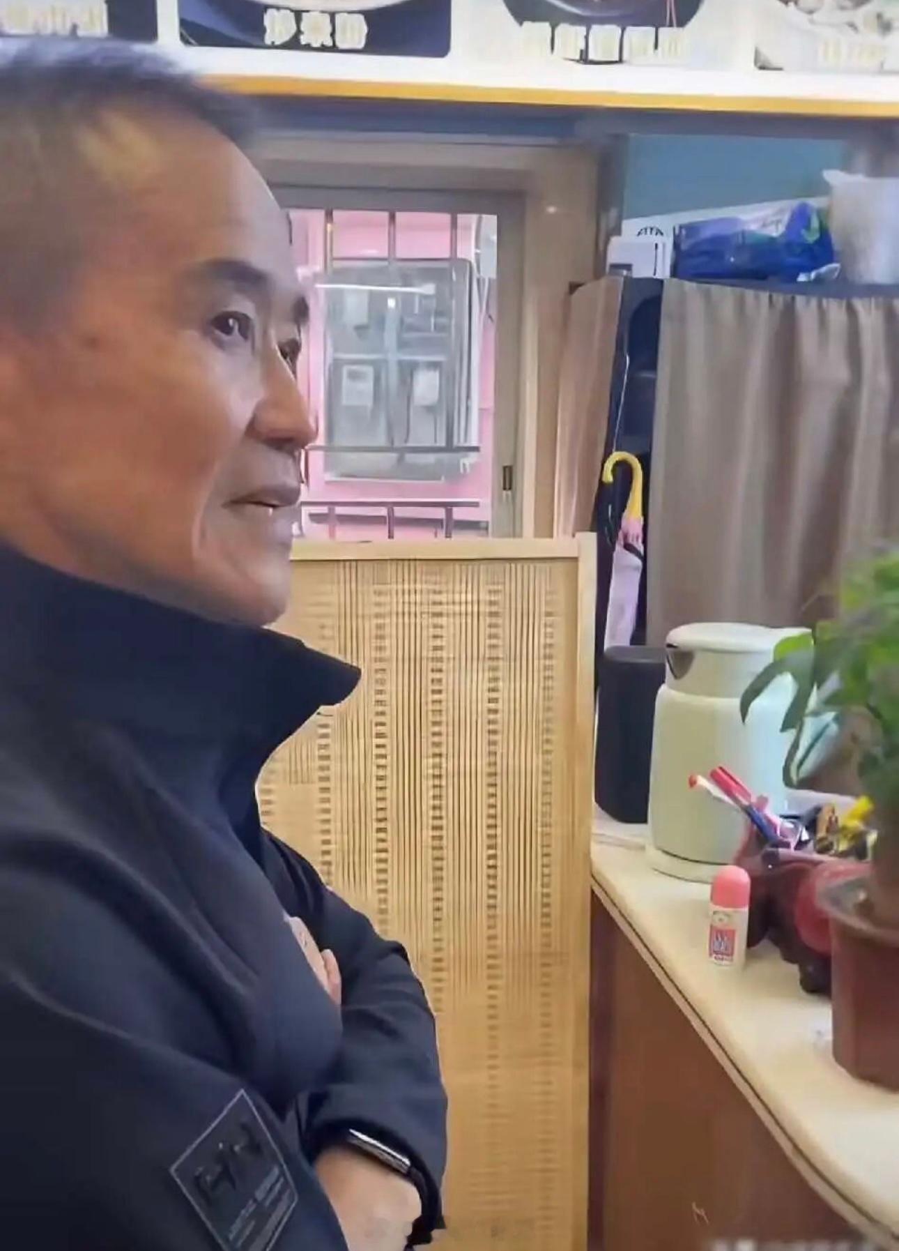 王石在小餐馆吃面，生活悠闲自在