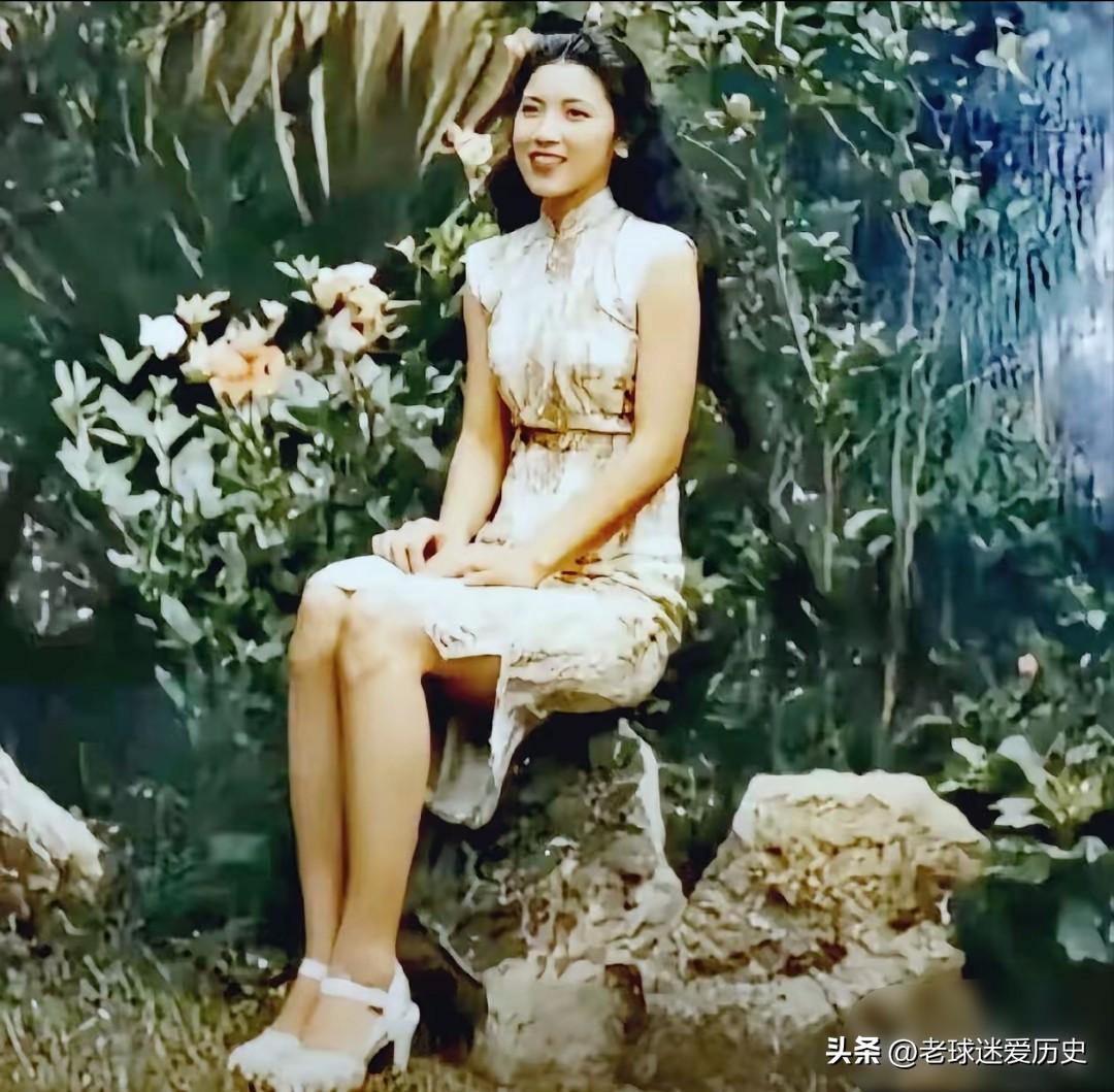 这张老照片中的女子，乃是张灵甫将军的遗孀王玉龄。
她身着一袭雅致旗袍，模样温婉清