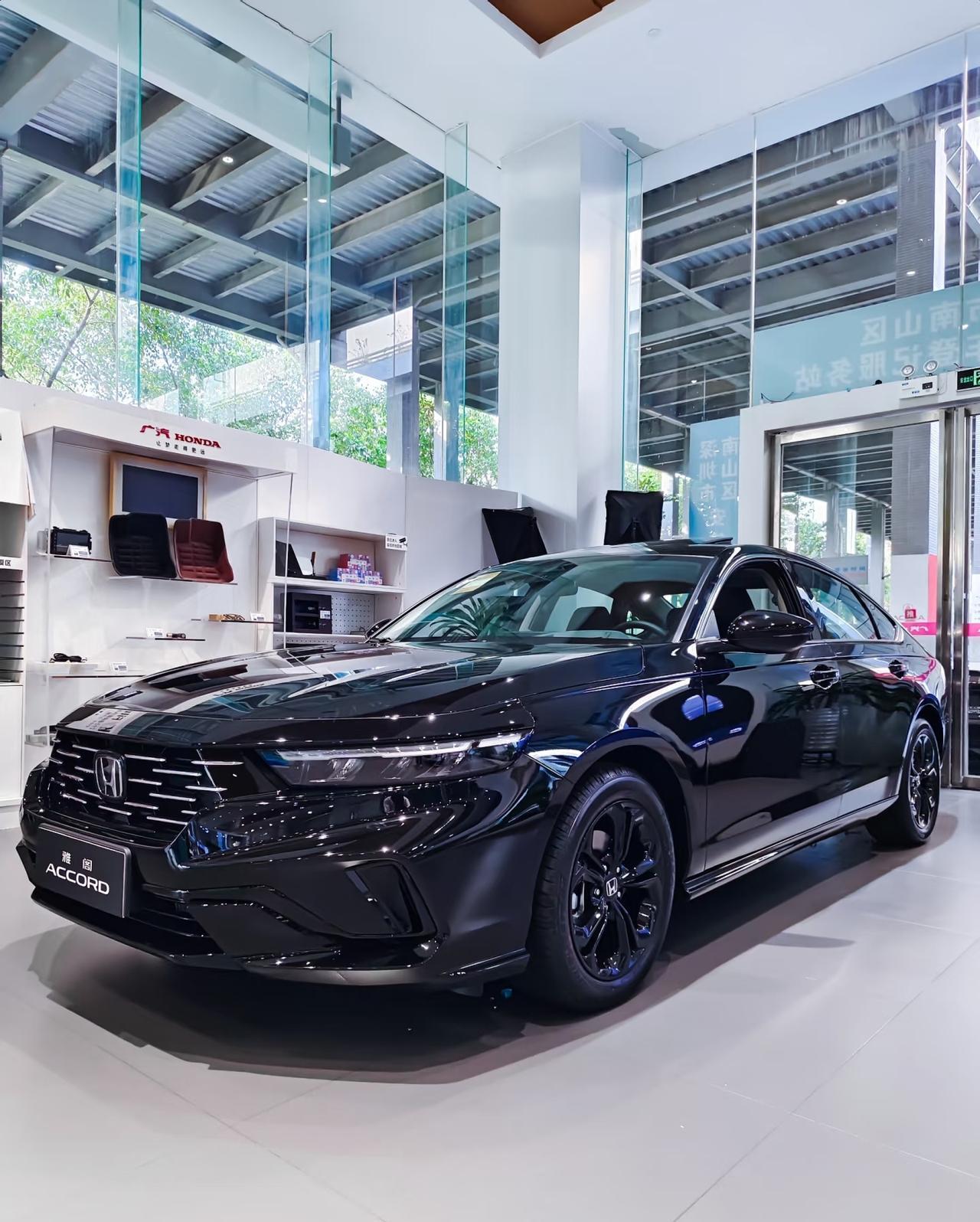 雅阁 10月销量15179辆，
雅阁 11月销量13441辆，
雅阁 12月销量