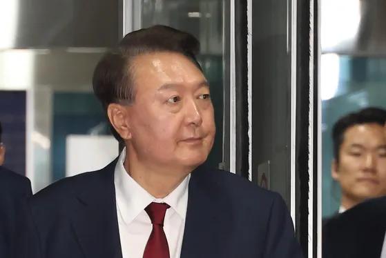 时至今日，尹锡悦还在卖弄他的
法律知识，找程序上的漏洞。
他认为特检逮捕令存在程
