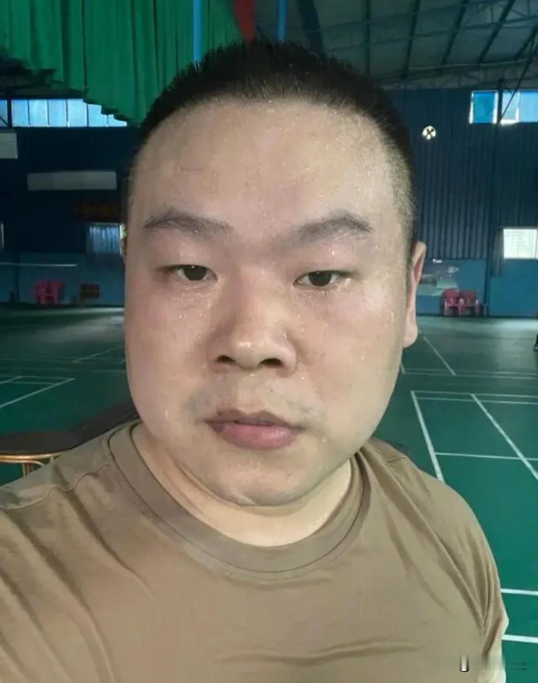 41岁岳云鹏，自曝头晕查不出病因，靠打羽毛球减肥40斤！


41岁的岳云鹏最近