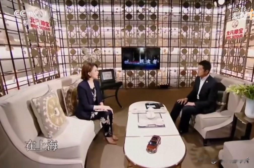 今早，刷到李亚鹏在《朗读者》栏目的一段视频。视频中，主持人忆起他们初次见面的一些