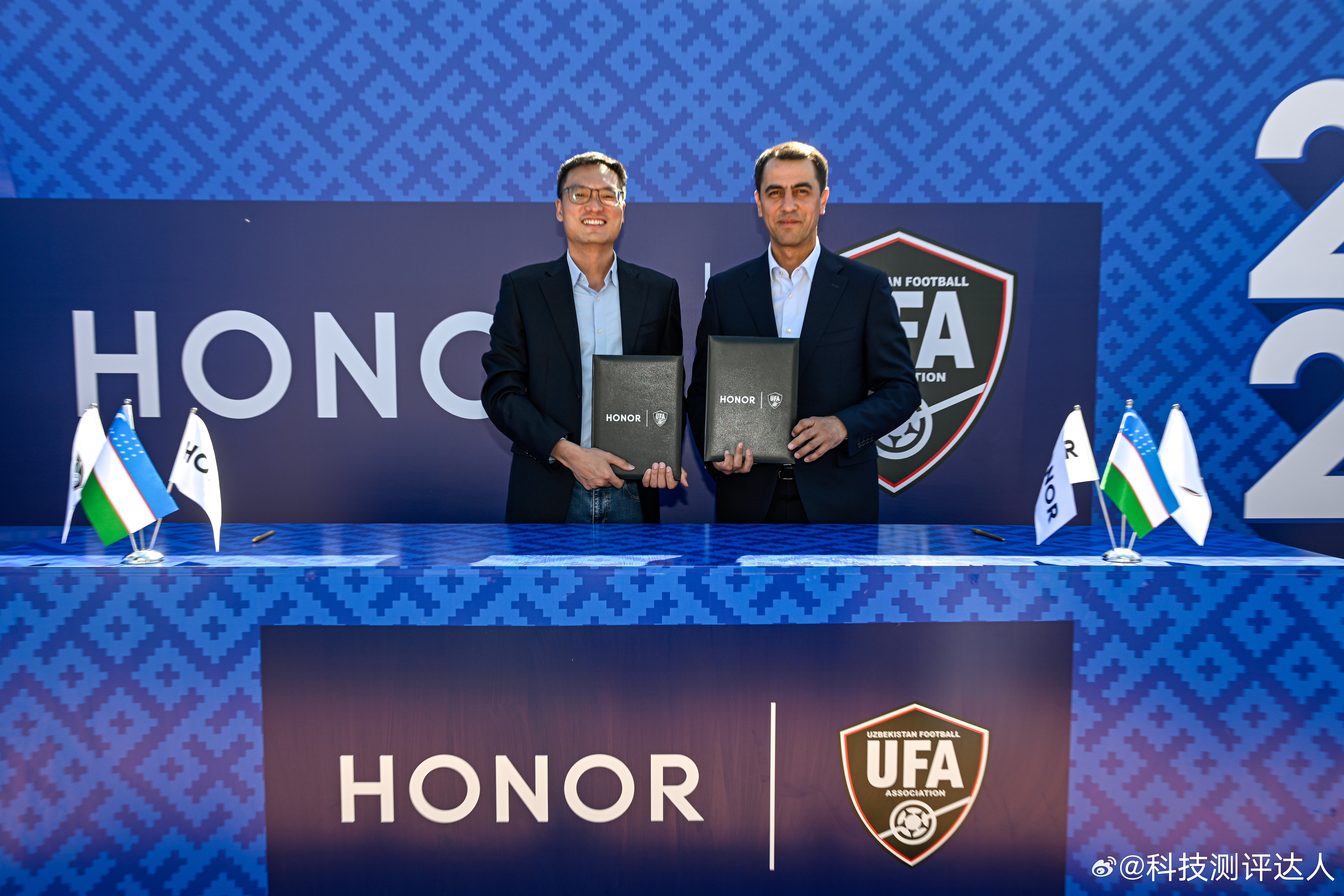 荣耀这次和乌兹别克斯坦国家队合作挺有想法的，中亚本来就是重点市场，当地年轻人又多