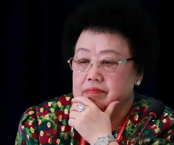 个人观点不喜勿喷，总感觉陈丽华迟重瑞这对姐弟恋有点不同寻常，一直不理解为何迟重瑞