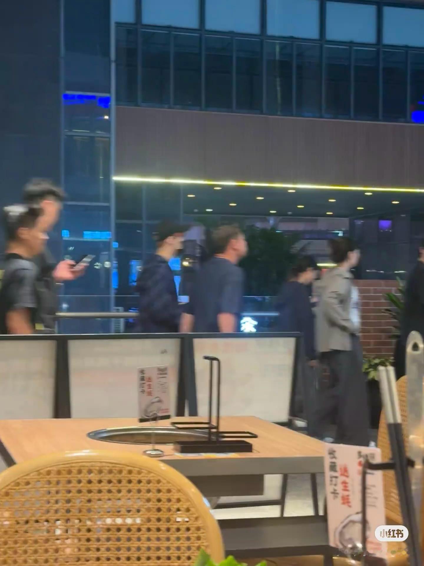 投稿：吃饭偶遇张艺兴周末连续几天酒店大堂电梯口都站了好多人还在想是不是有啥明星来