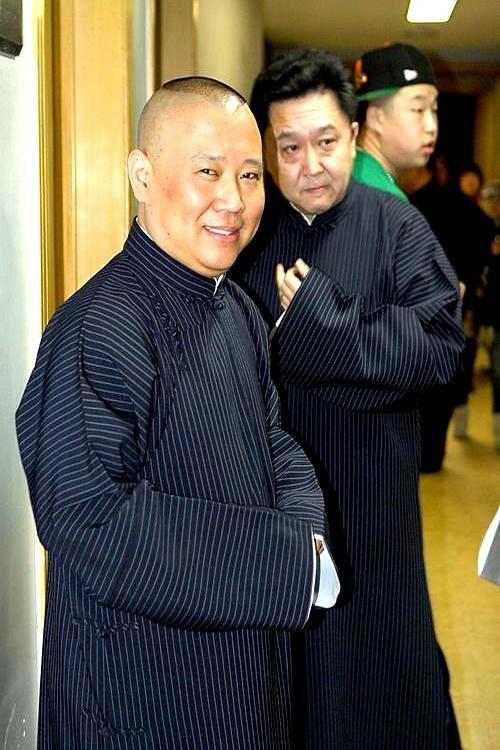 你敢信？郭德纲应付一顿饭局，比说三个小时专场还累。
 
他平时根本不爱凑局，闲下
