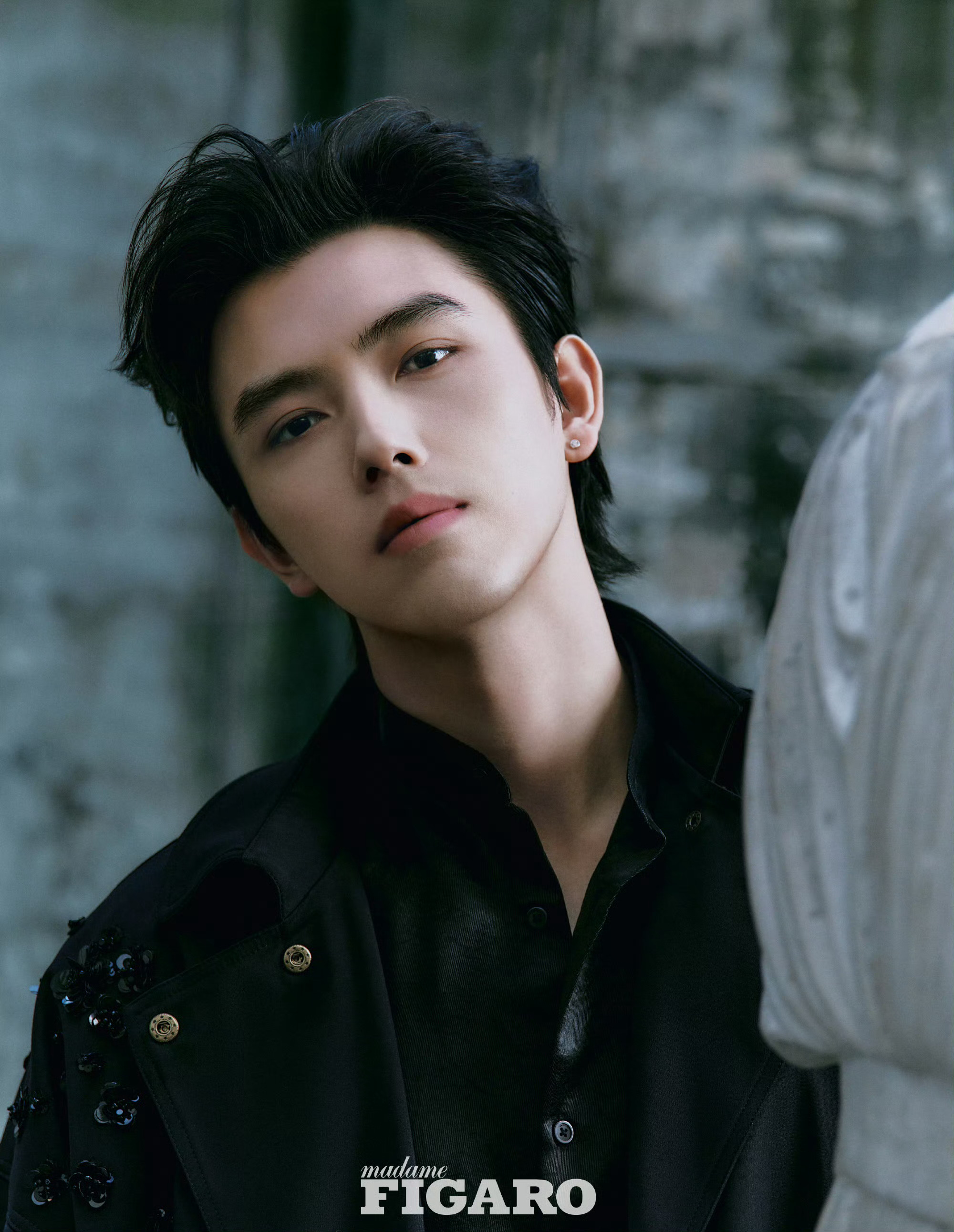 陈飞宇生日杂志上线，26岁的他更显成熟！陈飞宇不迎合陈飞宇学会与环境共处 不追节