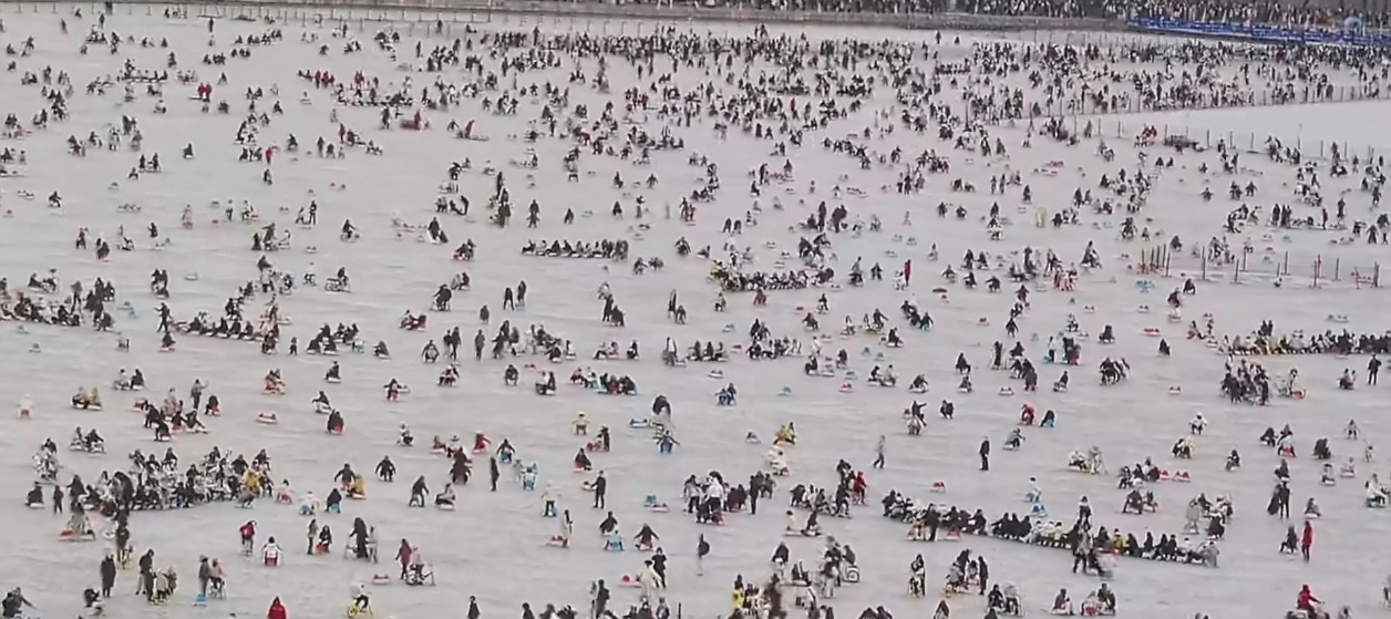 颐和园感觉有一亿人颐和园去过好几次，但下雪天气尤其是有冻住湖面还从来没去过，真的