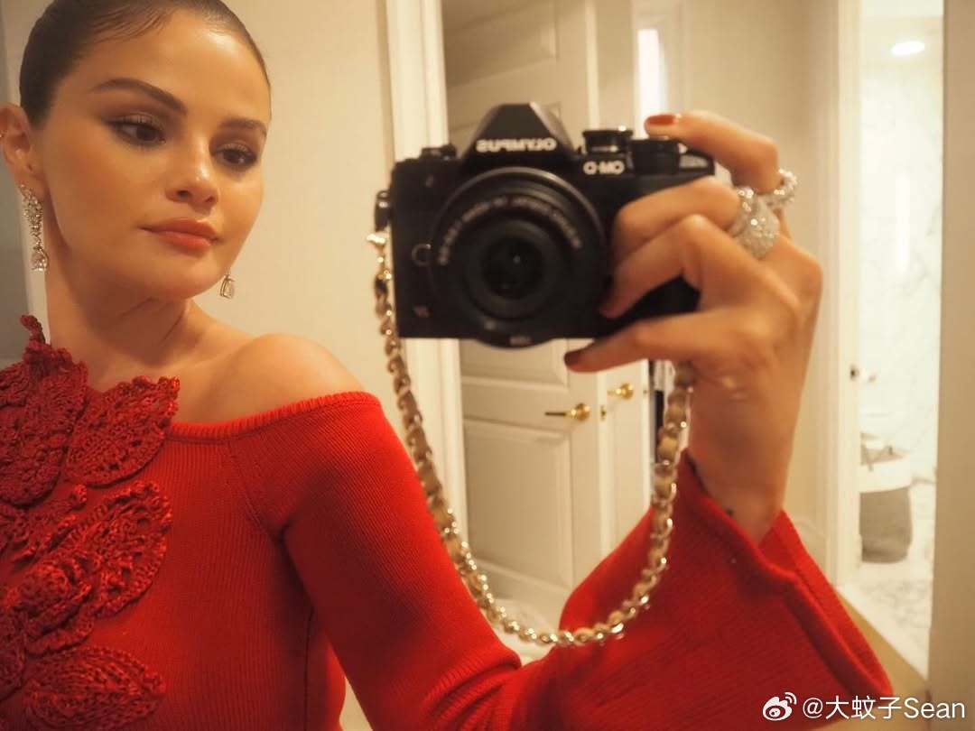 Selena Gomez赛琳娜戈麦斯分享在纽约宣传《大楼里只有谋杀》第五季之行的