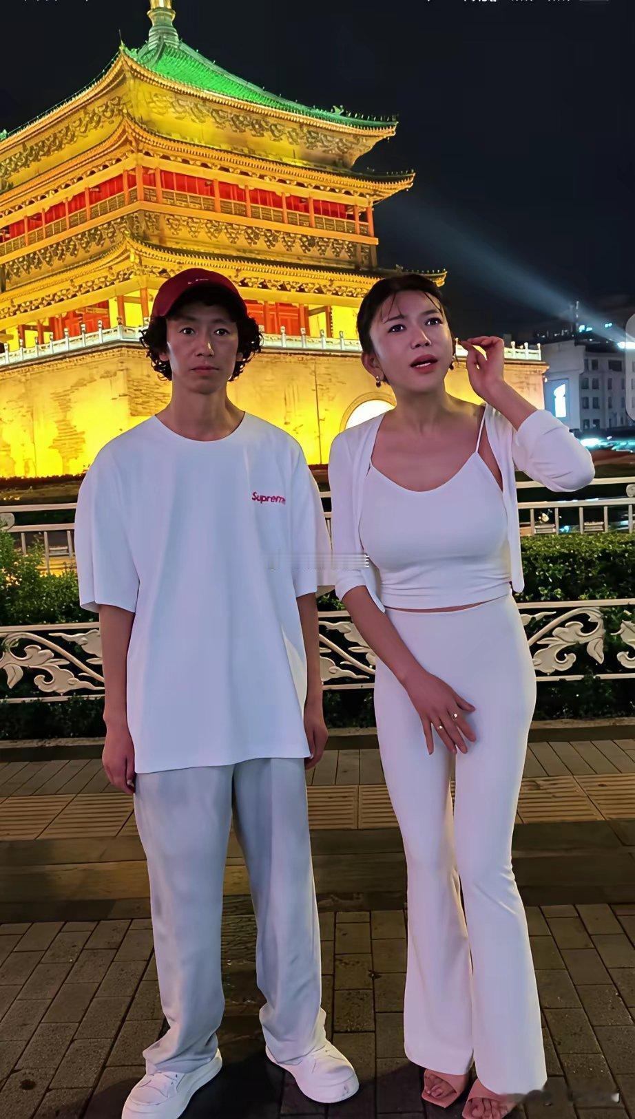 别看庞麦郎在舞台上像个跳梁小丑，但是生活上还是很幸福的，娶了个这么漂亮的老婆！也