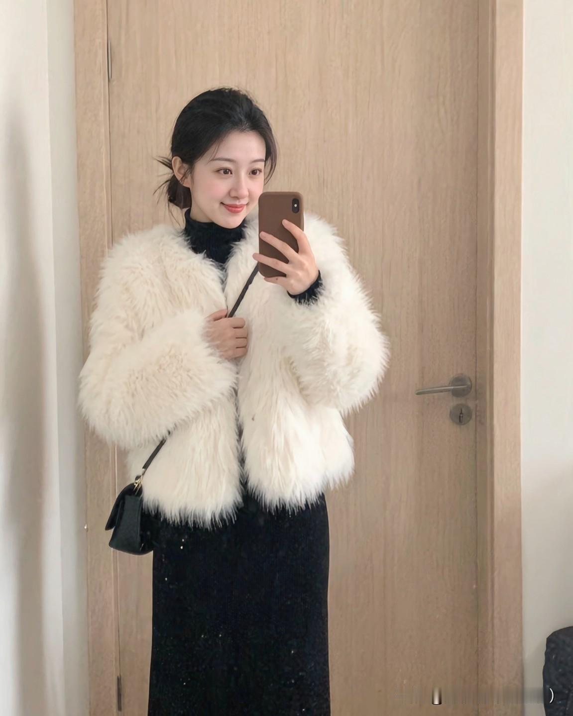 人骨子里其实都藏着慕强的本性，说到底就是自己心里缺什么，
就会不自觉被拥有的人吸