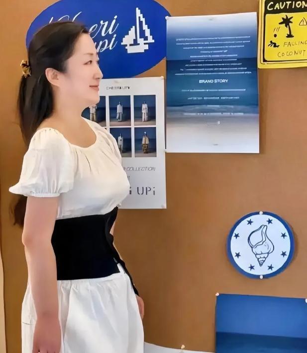 韩磊事件爆料女士引关注，真相待揭。
网上爆料照片里，她背景全是英语，不是在国外就