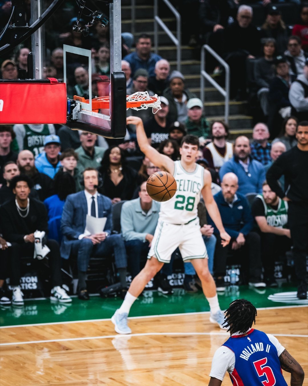 怀特谈到了他对在替补席上流露沮丧的新秀雨果-冈萨雷斯的寄语，怀特表示：“坚持下去